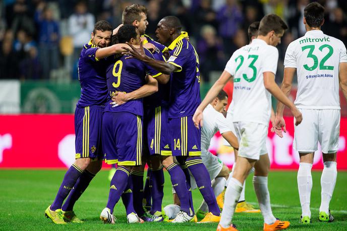 Maribor Olimpija 2014 | Pred devetimi leti sta Maribor in Olimpija v derbiju remizirala s 3:3, vijolicam pa je točko zagotovil Marcos Tavares z zadetkom v prvi minuti sodnikovega podaljška. Zanimivo je, da je na tej tekmi izmed vseh igralcev, ki bodo danes kandidiral za derbi v mestu ob Dravi, zaigral le Nemanja Mitrović. Zdajšnji branilec Maribora pa je takrat nosil še dres ljubljanskega kluba ... | Foto Vid Ponikvar