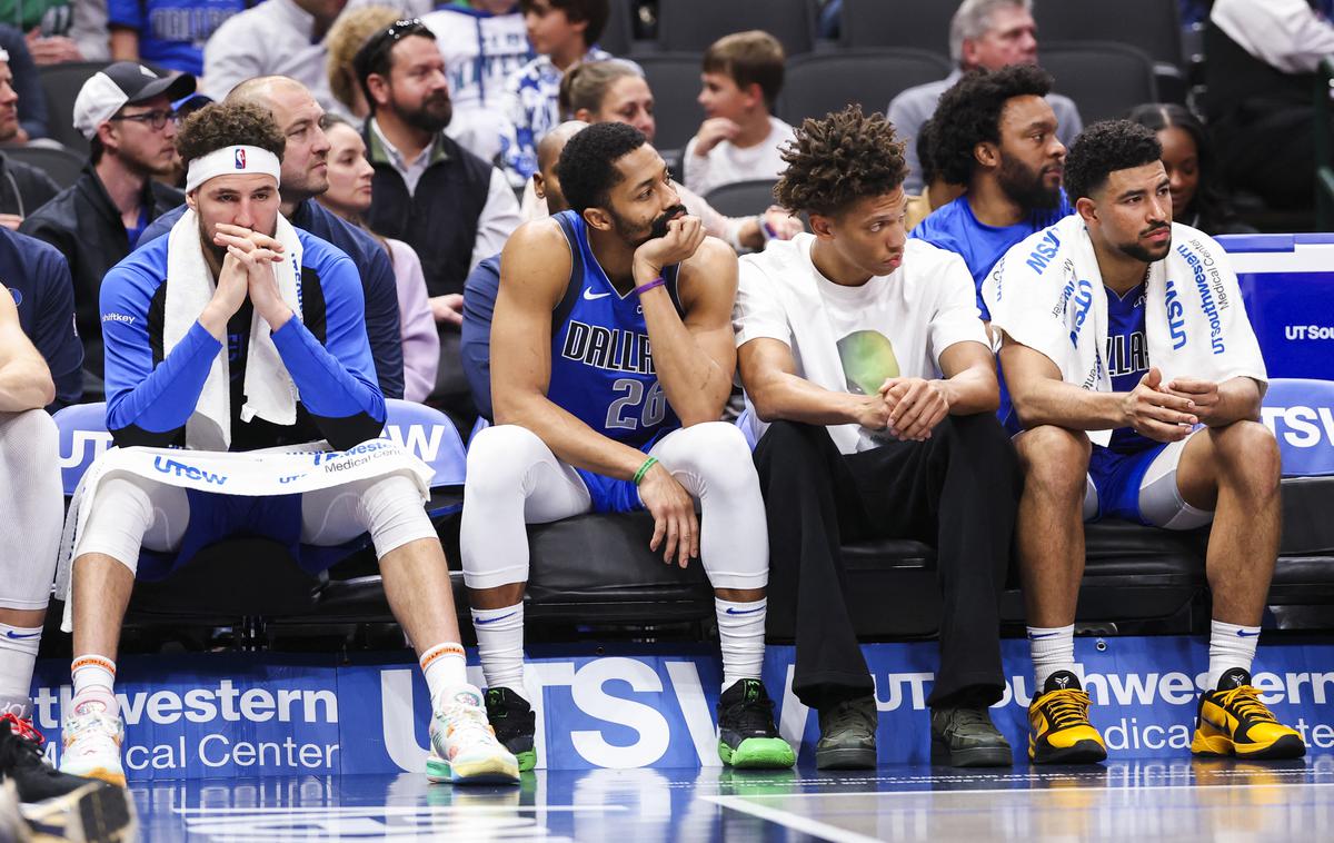 Dallas Mavericks | Med igralci in strokovnim štabom košarkarske ekipe Dallas Mavericks se širi neznana bolezen.  | Foto Reuters