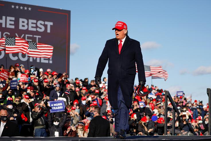 Zaradi pandemije je Trump nekaj mesecev ostal brez svojega priljubljenega nagovarjanja volivcev – množičnih shodov. V zadnjih dnevih kampanje je, da bi zmanjšal zaostanek za Bidnom, sodeloval na številnih shodih, med drugim v ključni državi Pensilvaniji. Na shodih se je Trump, ki je oktobra uspešno prebolel okužbo z novim koronovirusom, volivcem tudi želel prikazati kot energičen in živahen človek, ki je bolj sposoben opravljati zahtevno predsedniško službo kot že malce okorni Biden. Ta se je zaradi strahu pred okužbo izogibal shodov in stikov s svojimi volivci. | Foto: Reuters