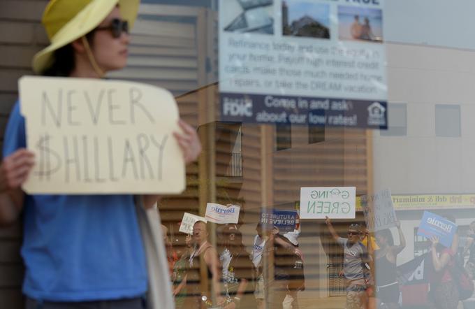 Podporniki Bernarda Sandersa v času demokratske konvencije v Philadelphii napovedujejo več protestov proti Clintonovi. | Foto: Reuters