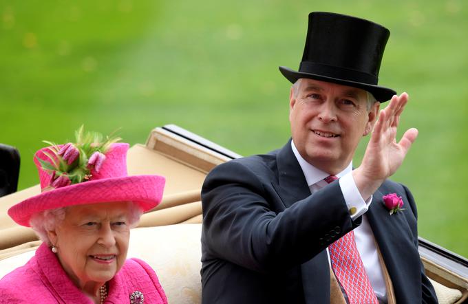 Poleg kraljice Elizabete II. in princa Filipa se je poroke udeležil tudi Beatricin oče, princ Andrew. | Foto: Reuters
