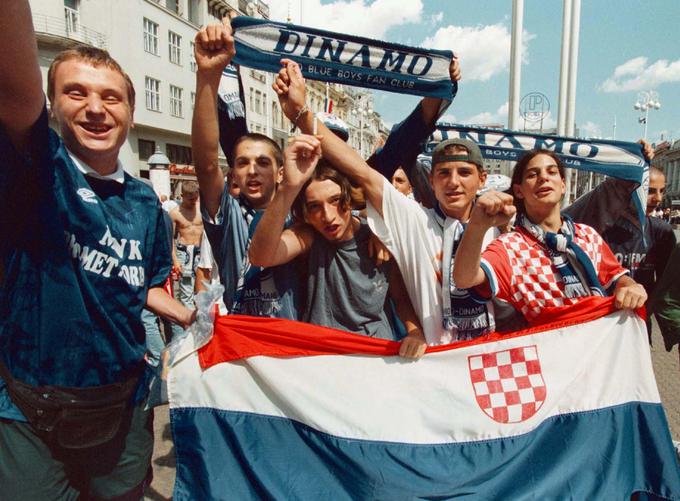 Navijači hrvaških prvakov so komaj čakali na začetek povratnega dvoboja s Partizanom. Čeprav je hrvaški predsednik Tuđman preimenoval klub v Croatio, so še vedno prisegali na staro ime Dinamo. Vsaj zunaj stadiona ... | Foto: Reuters