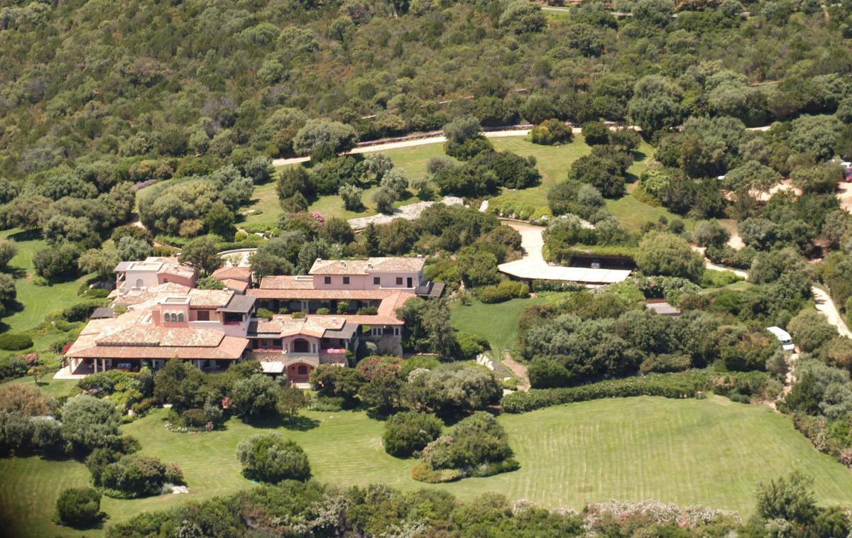 Berlusconijeva vila Certosa na Sardiniji | 4500 kvadratnih metrov veliko rezidenco ob morju, ki je zdaj v lasti petih Berlusconijevih otrok, prodaja prestižna nepremičninska agencija Sotheby's International Realty v sodelovanju z Knight Castle Real Estate. | Foto Profimedia