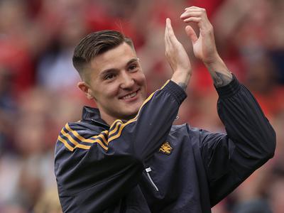 Benjamin Šeško z velikim nasmehom na zelenici Old Trafforda