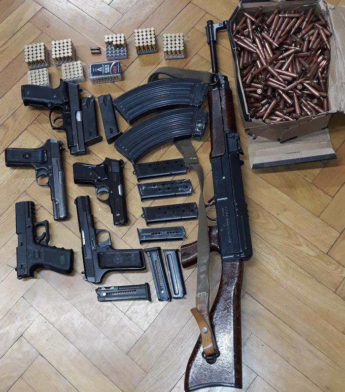 Policisti so pri 46-letniku zasegli šest kosov orožja in več kot 700 kosov različnih nabojev.
 | Foto: Policijska uprava Novo mesto
