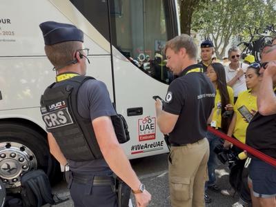 Policijski nadzor okoli avtobusa Tadeja Pogačarja ima razlago #video