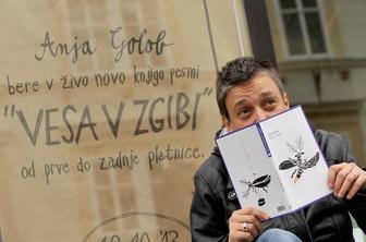 Jenkova nagrajenka Anja Golob sprejema nagrado, a brez denarnega deleža