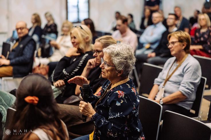 Na javnem predavanju boste izvedeli, zakaj simptomi niso zgolj napake, ampak odziv telesa. Predavatelja bosta predstavila, kateri dejavniki po 50. letu odločajo o tem, kako zdravo bomo živeli. In morda boste presenečeni, da ne gre za tiste, ki jih večina pričakuje. | Foto: Ustna medicina