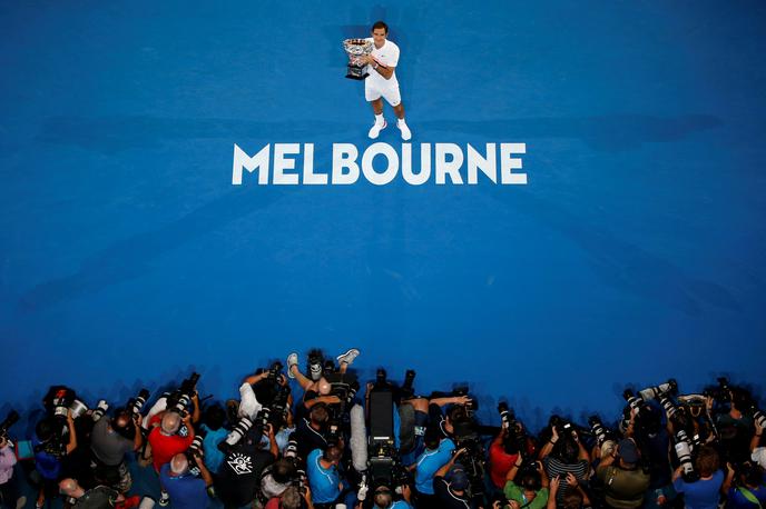 OP Avstralije Melbourne Roger Federer 2018 | Zmagovalci OP Avstralije, kot Roger Federer na fotografiji, bodo v prihodnje v Melbournu v žep pospravili še več denarja. | Foto Reuters