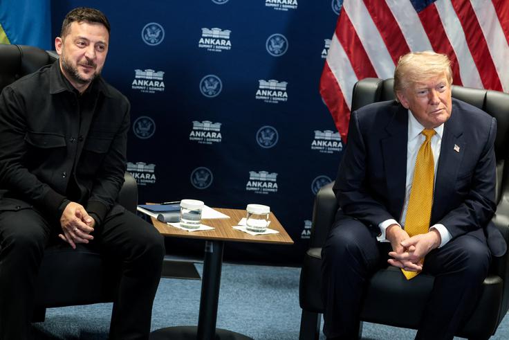 Ukrajinski predsednik Volodimir Zelenski in predsednik ZDA Donald Trump na vrhu Nata v Ankari.  | Foto: Reuters