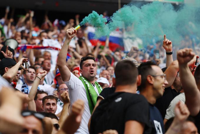 Slovenski navijači bi se v četrtek v Münchnu lahko že skoraj veselili zgodovinskega napredovanja med 16 najboljših na velikem tekmovanju. | Foto: Reuters