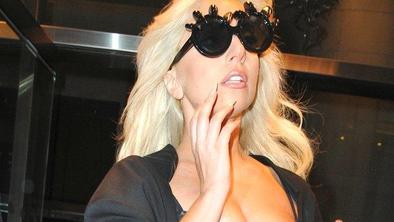 Lady Gaga po divji noči v postelji s piščancem