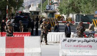 V napadih v Afganistanu umrlo najmanj 11 otrok in več novinarjev