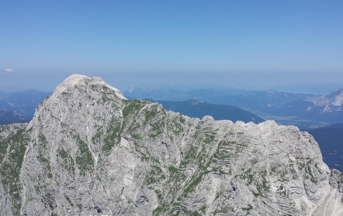 Mangart | Med vzponom na Mangart v Julijskih Alpah je italijanskemu gorniku zdrsnilo in je padel v globino ter umrl zaradi poškodb. | Foto STA