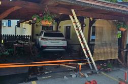 Voznica osebnega vozila trčila v dve osebi na terasi