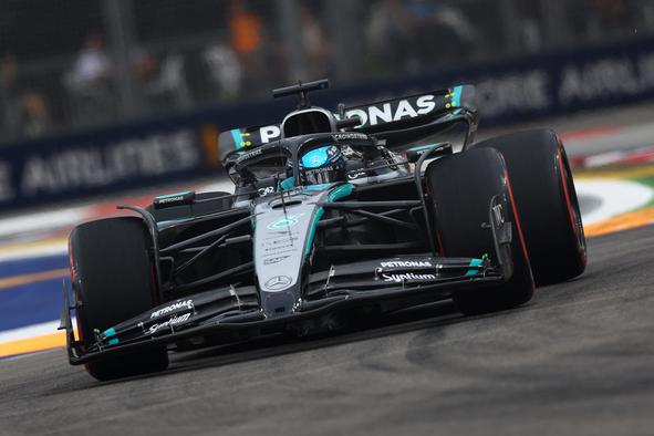 George Russell z dotikom ob zid na prvo štartno mesto