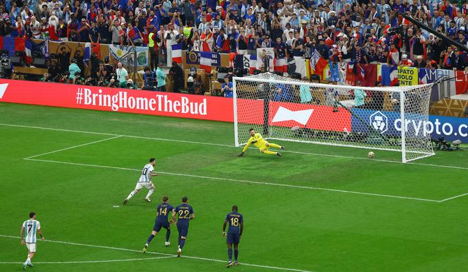 Tako je Lionel Messi zatresel mrežo Francije. To je bil že njegov četrti gol na tem SP, ki ga je dosegel z bele točke. 11-metrovko je zapravil le na tekmi s Poljsko. | Foto: Reuters