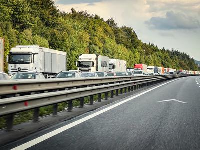 Trčili dva tovornjaka in dve osebni vozili