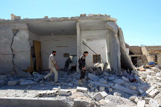 Porušeno mesto Kan Šejkun po napadu aprila 2017 | Foto: Reuters