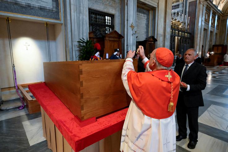 Krsta papeža Frančiška pred grobom v baziliki Marije Snežne | Foto: Reuters