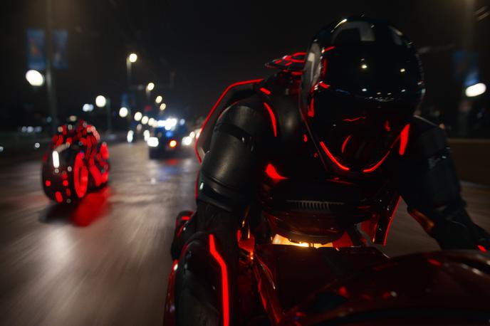 Tron Ares | Tron: Ares si predstavlja, kako bi digitalni motorji izgledali v našem svetu. Torej enako kot v prejšnjem filmu. Ampak, videti je kul. | Foto Blitz Film & Video Distribution