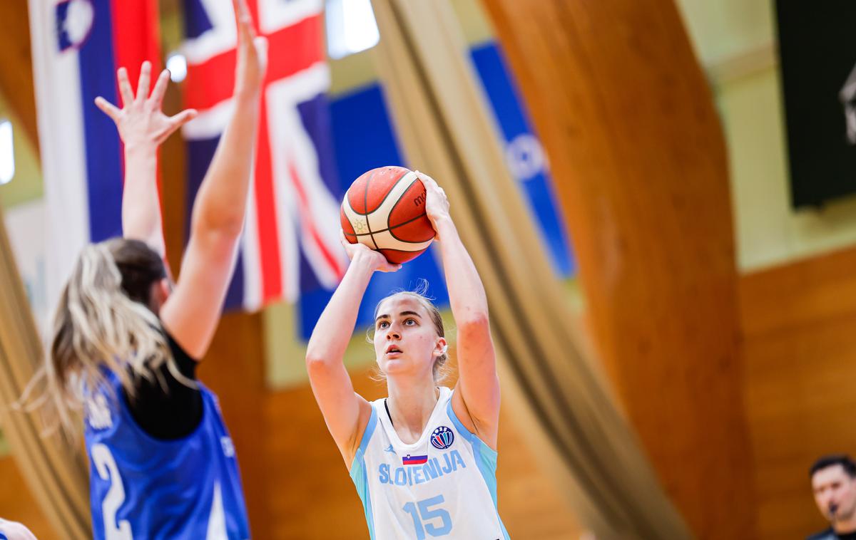 slovenska ženska košarkarska reprezentanca Slovenija : Velika Britanija Mojca Jelenc | Slovenske košarkarice se pripravljajo na evropsko prvenstvo. Mojca Jelenc je k visoki zmagi prispevala devet točk in sedem skokov. | Foto Aleš Fevžer