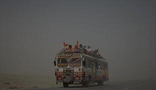 V trčenju vlaka in avtobusa v Indiji več kot 30 mrtvih