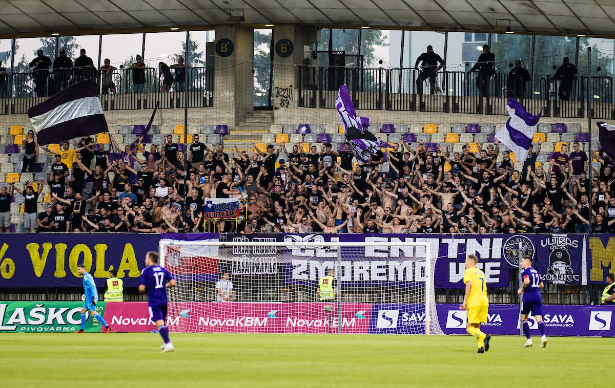 Liga Europa, kvalifikacije: Maribor - HJK | Mariborsko občinstvo je po tekmi nogometašem, trenerju in športnemu direktorju namenilo žvižge. Temu so se izognile le Viole, ki so po tekmi podprle nogometaše in jim dale vedeti, kako od njih v nedeljo pričakujejo zmago nad Olimpijo. | Foto Grega Valančič/Sportida