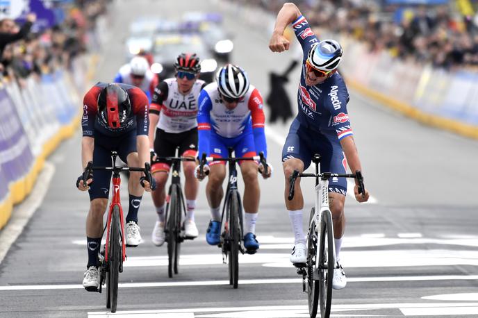 Van der Poel, Pogačar, Flandrija 2022 | Tadej Pogačar je potegnil kratko v ciljnem sprintu 106. Dirke po Flandriji, zmage se je veselil Nizozemec Mathieu van der Poel. | Foto Guliverimage