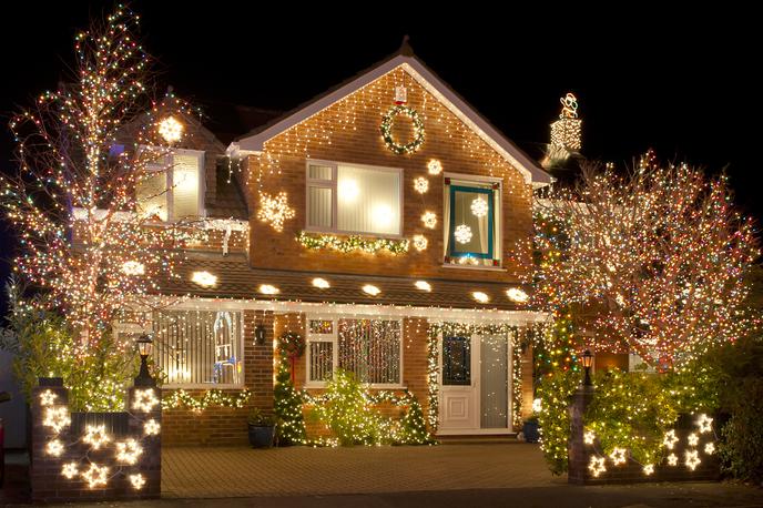 Božične luči | Zakaj si ne bi v teh težkih časih vzdušja naredili z božičnimi lučmi? | Foto Getty Images