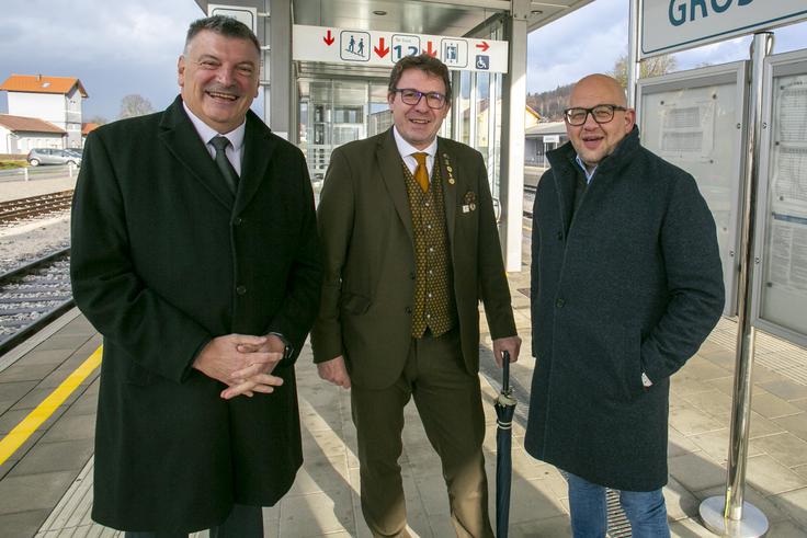 Župan občine Grosuplje Peter Verlič, predsednik Čebelarske zveze Slovenije Boštjan Noč in Miha Butara, direktor Slovenskih železnic – Potniškega prometa | Foto: Miško Kranjec, Slovenske železnice