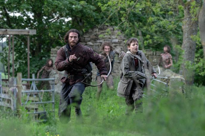 28 let pozneje | Na begu pred zombiji oz. okuženimi. Aaron Taylor Johnson in mladi Alfie Williams sta izvrstna v glavnih vlogah kot Jamie in njegov sin Spike. | Foto Jučer