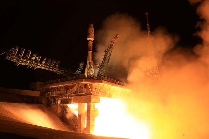 Ruska raketa Sojuz izstreljuje britanske satelite OneWeb | Fotografija izstrelitve ruske rakete Sojuz z britanskimi sateliti OneWeb leta 2021 simbolično prikazuje paradoks današnje vesoljske napetosti med Rusijo in Zahodom. Danes naj bi Moskva te iste satelite spremljala ali motila, opozarjajo britanski vojaški viri. | Foto Reuters