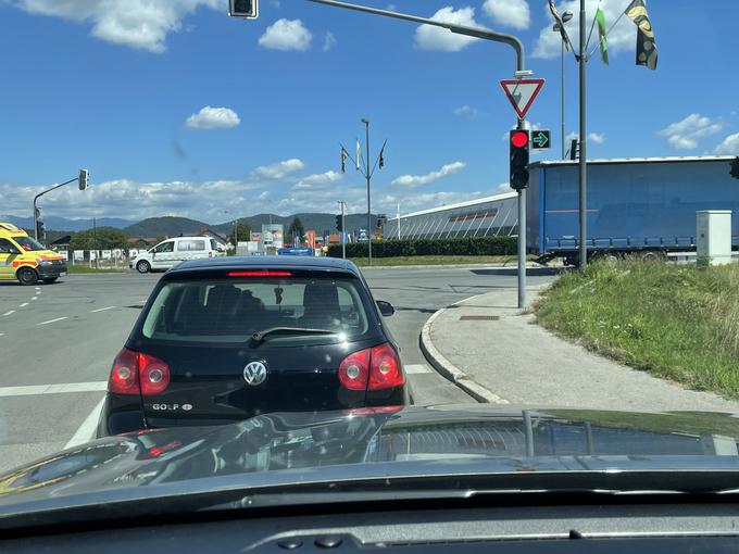 Tak je pogled na novo ureditev križišča. Če z leve ni prometa, je dovoljeno speljati in desno zaviti ob rdeči luči.  | Foto: Gregor Pavšič