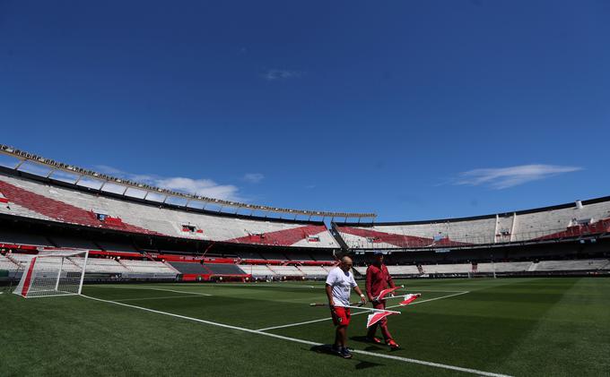 Tribune stadiona Monumental so v nedeljo samevale. | Foto: Reuters