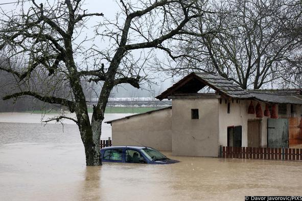 Zaradi obilnega deževja na Hrvaškem in v BiH kritične razmere #video