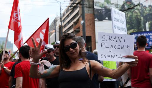Več tisoč protestnikov pred poslopjem srbske vlade #foto
