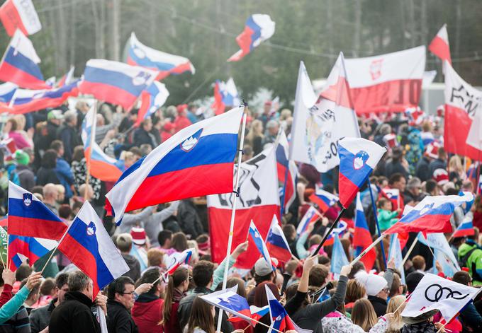 Pod Poncami je največ slovenskih zastav, takoj za njimi so poljske. | Foto: Vid Ponikvar