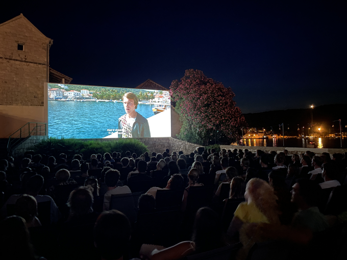 Na otoku Vis so snemali drugi del filma Mamma Mia, kar je magnet za turiste in tudi razlog za ogled filma v kinu na prostem.  | Foto: Gregor Pavšič