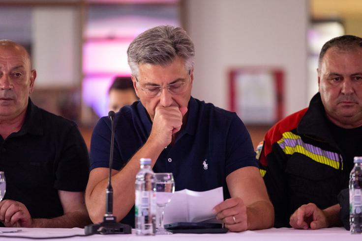 "Najpomembneje je, da (...) zaenkrat ni potrjenih žrtev," je na sestanku s predstavniki lokalnih oblasti in pristojnih služb v Omišu poudaril Plenković. Dodal je, da gre za enega najhujših požarov na Hrvaškem v zadnjih letih, poroča hrvaška tiskovna agencija Hina. | Foto: Hina/STA