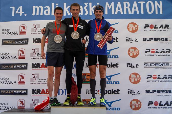 Kosmač v družbi Andreja Medveda in Sebastjana Zarnika kot zmagovalec Malega kraškega maratona 2014.  | Foto: Peter Kastelic/AZS