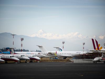 Močan veter kroji tudi letalski promet na Brniku