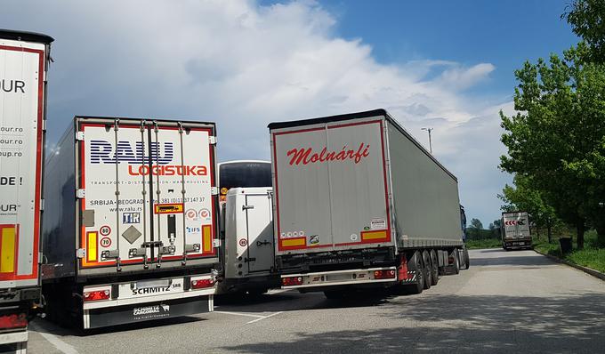 Nerešena težava voznikov tovornjakov ostaja tudi pomanjkanje ustrezniega števila počivališč ob avtocestah. | Foto: Gregor Pavšič