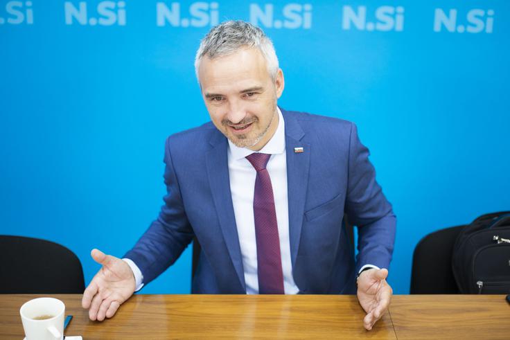"Naši pogovori oziroma naša pripravljenost sodelovanja s to koalicijo je čisto jasna in je javna," je Cigler Kralj povedal o odnosih njihove stranke z vlado Roberta Goloba.  | Foto: Bojan Puhek