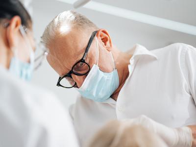 Zobni implantati: zakaj je izbira implantologa pomembnejša od cene