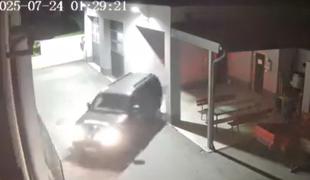Sprehodil se je po gasilskem domu in ukradel avtomobil #video