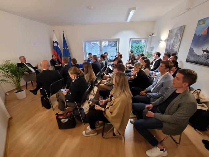 Minister se je v torek na konzulatu v Münchnu srečal tudi z mladimi, ki študirajo ali delajo v Nemčiji in so člani združenja V tujini izobraženi Slovenci – VTIS.  | Foto: Vlada RS