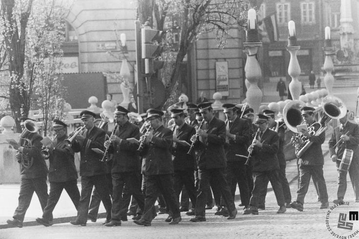 Prvomajska budnica v Ljubljani leta 1976. Hrani Muzej novejše zgodovine Slovenije. Foto: Nace Bizilj | Foto: Nace Bizilj, hrani Muzej novejše zgodovine