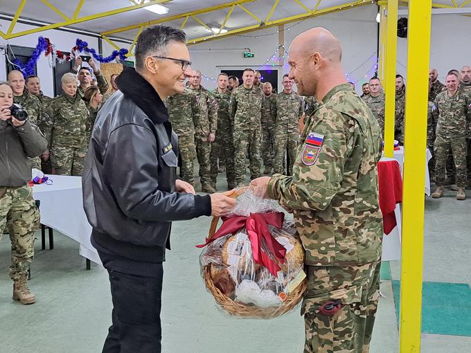 Minister ob predaji božičnega darila poveljniku slovenskega kontingenta na misiji na Kosovu podpolkovniku Andreju Krivcu. | Foto: Aleksander Kolednik