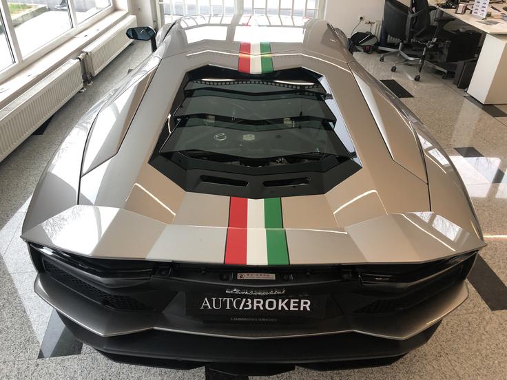 V avtomobilu se skriva 6,5-litrski motor V12. Ta zmore največjo moč 544 kilovatov pri 8.400 vrtljajih na minuto in 690 njutonmetrov navora. | Foto: Autobroker